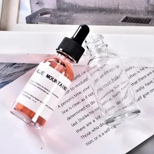 Vista dettagliata di flaconi con pipetta in vetro vuoti e pieni da 30ml per cosmetici.
