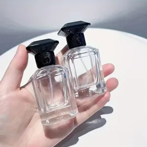 Detailansicht der klaren Glas-Parfüm-Abfüllflasche mit schwarzem Deckel für Kosmetikproben.