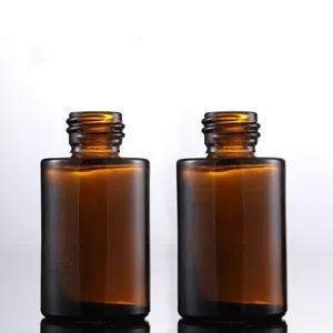 Vue détaillée de flacons d'huile essentielle en verre ambré 30ml, col fileté lisse.