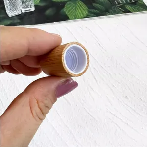 Vue détaillée du bouchon de flacon d'huile essentielle en bambou avec filetage intérieur et bois.