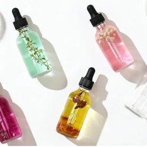 Primo piano di flaconi con pipetta in vetro da 30ml con liquido colorato e fiori secchi.