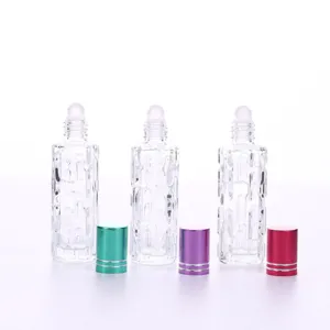 Dettaglio flacone roll-on in vetro trasparente, bottiglia profumo 10ml con tappo metallico colorato.