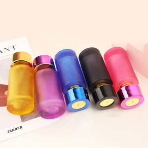 Primer plano detallado de frascos de perfume recargables de vidrio esmerilado con tapones finos.