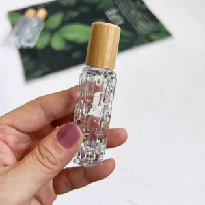 Bouteille à billes en verre pour huiles essentielles avec bouchon en bambou et corps texturé.