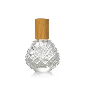 Élégante bouteille à bille en verre de 15 ml avec bouchon en bambou et design facetté.