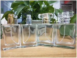 Flaconi di profumo in quadrato di vetro con pompe spray, flaconi cosmetici trasparenti.