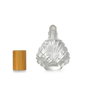 Vue détaillée d'un flacon à bille en verre transparent de 15 ml avec bouchon en bois.