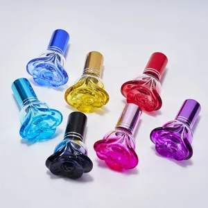 Detalles en primer plano de botellas de perfume de vidrio con forma de rosa, capacidad 6ml.