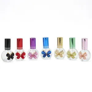 10ml klare Glas-Parfümzerstäuber mit bunten Kappen und süßen Schmetterlingsanhängern.
