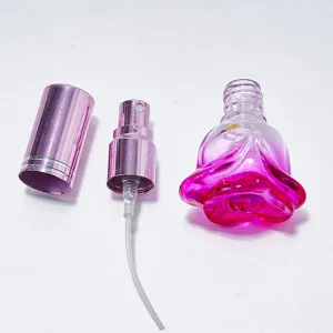 Vista detallada del frasco de perfume de vidrio en forma de rosa de 6ml con boquilla y tapa.