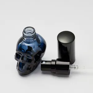 Detailansicht der 8ml totenkopf geformten glas parfümzerstäuber flasche mit schwarzer pumpe.