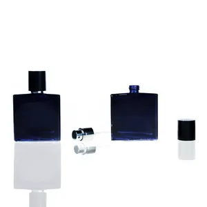 Dunkelblaue quadratische Parfümglasflasche Detailansicht mit Sprühpumpe und schwarzer Kappe.