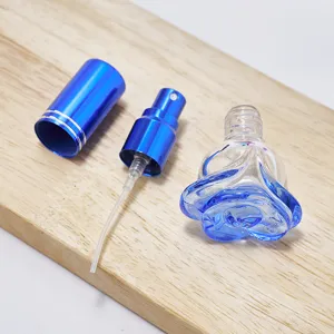 frasco de perfume de vidrio en forma de rosa 6ml, botella de muestra vacía con tapa azul.