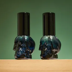 Nahaufnahme der 8ml Totenkopf Glas Parfüm Zerstäuber Flasche Detailansicht, leer, Kappe.
