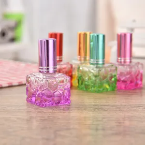 Frasco de perfume de vidrio de color de 10ml con atomizador fino y diseño cúbico.