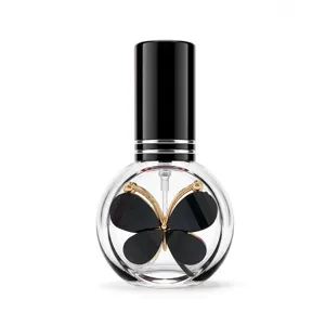 Nahaufnahme der 10ml leeren Parfümflasche, Klarglas mit schwarzem Kappe und Schmetterling.