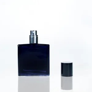 Dunkelblaue quadratische Glas-Parfümflasche mit Silber-Sprühkopf und schwarzem Kappe.