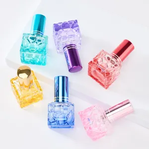 Frasco de perfume de vidrio cuadrado de 10 ml con atomizador fino y tapas coloridas.