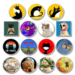 Collection de quinze épingles en émail uniques avec des motifs de mèmes de chats