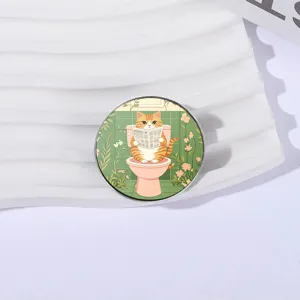 Broche fantaisie chat roux lisant le journal sur les toilettes, style vintage vert fleuri