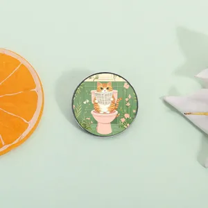 Insigne en émail de chat orange rigolo lisant le journal sur les toilettes, vert rétro