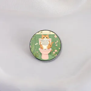 Épinglette chat roux drôle lisant le journal sur les toilettes avec décor fleurs vintage
