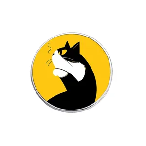 Pin's en émail chat tuxedo mignon sur fond jaune abstrait style artistique