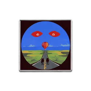 Surrealistische abstracte kunst speld met weg, zwarte katten en een heteluchtballon.