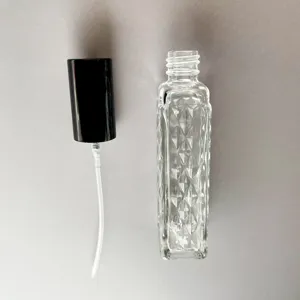 Γυάλινο μπουκάλι αρώματος 15ml με διαφανές μοτίβο ρόμβου, αντλία ψεκασμού και μαύρο καπάκι.