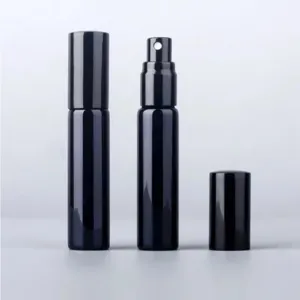 Vista dettagliata del flacone di profumo campione in vetro nero galvanizzato da 10 ml.