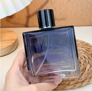Flacone di profumo in vetro vuoto con sfumatura e tappo nero, contenitore quadrato da 30/50ml.