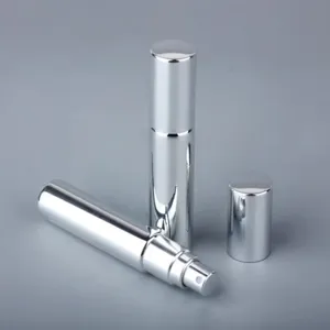 Vista dettagliata del flacone spray per profumo in vetro argentato galvanizzato da 10 ml.