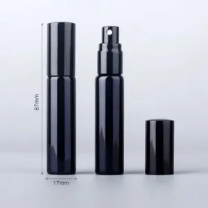 Vista dettagliata del flacone atomizer per profumo in vetro vuoto da 10 ml con cappuccio.