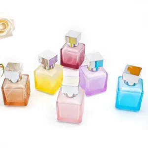 Flacons vaporisateurs de parfum carrés en verre de 50 ml rechargeables avec bouchons.