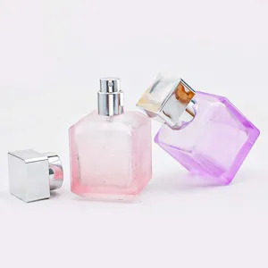 Flacon vaporisateur de parfum en verre craquelé 50ml vide avec un bouchon argenté.