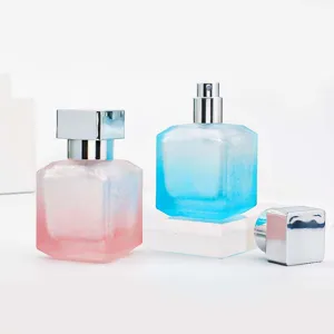 Détail de flacons de parfum rechargeables en verre dégradé carré de 50ml avec bouchon.