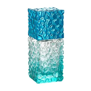 Detailansicht der blauen Farbverlauf Glas Parfümflasche mit einzigartiger Textur.