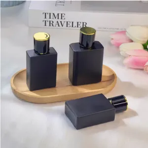 Frasco de perfume de vidrio negro mate recargable 30ml 50ml con tapa dorada de lujo.