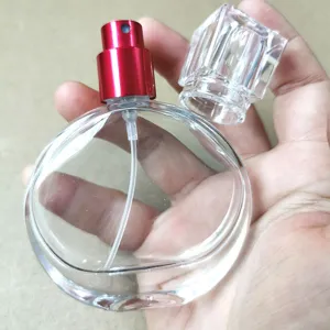 Γυάλινο μπουκάλι αρώματος 30ml με κόκκινο ακροφύσιο και διαφανές καπάκι για καλλυντικά.
