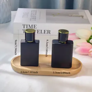 Frasco de perfume negro mate recargable con bandeja de madera y medidas detalladas para uso diario
