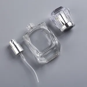 Flacon de parfum en verre transparent de 30ml avec vaporisateur argent et bouchon.