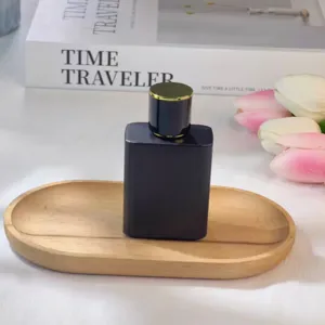 Frasco de perfume negro mate vacío recargable de vidrio con tapa dorada para viaje.