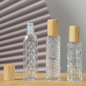 Flacon roll-on en verre de 10ml avec bouchon en bambou pour huiles essentielles et parfum.