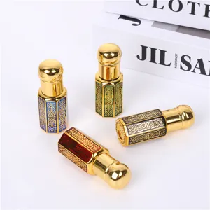 Detailansicht von bunten 6/12ml UV beschichteten Roller-Aromatherapie-Flaschen mit Goldkappen.