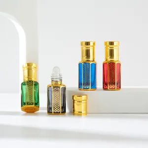 Bunte ätherische Öl Roller Glasflaschen mit goldenen Kappen für Aromatherapie und Massage.