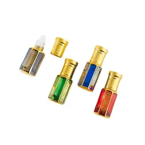 Detailansicht bunter ätherischer Öl-Rollerflaschen mit Goldkappen und dekorativen Mustern.