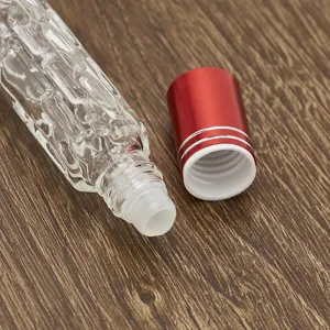 Nahaufnahme der leeren Glas-Roll-on-Flasche Detail für ätherische Öle und Parfümabfüllung.