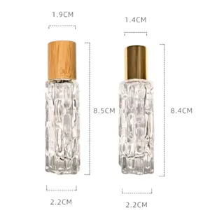 Flacon roll-on en verre de 10ml avec bouchon en bambou et design texturé pour huiles.