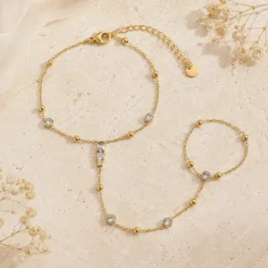 Elegante pulsera de mano en acero de titanio dorado con circonitas redondas brillantes