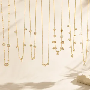 Detalle de varios collares de acero inoxidable dorados con elegantes circonitas